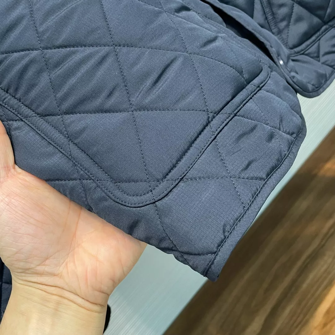 버버리 다이아 퀼팅 나일론 남녀공용 쇼트 패딩 상세 이미지 7