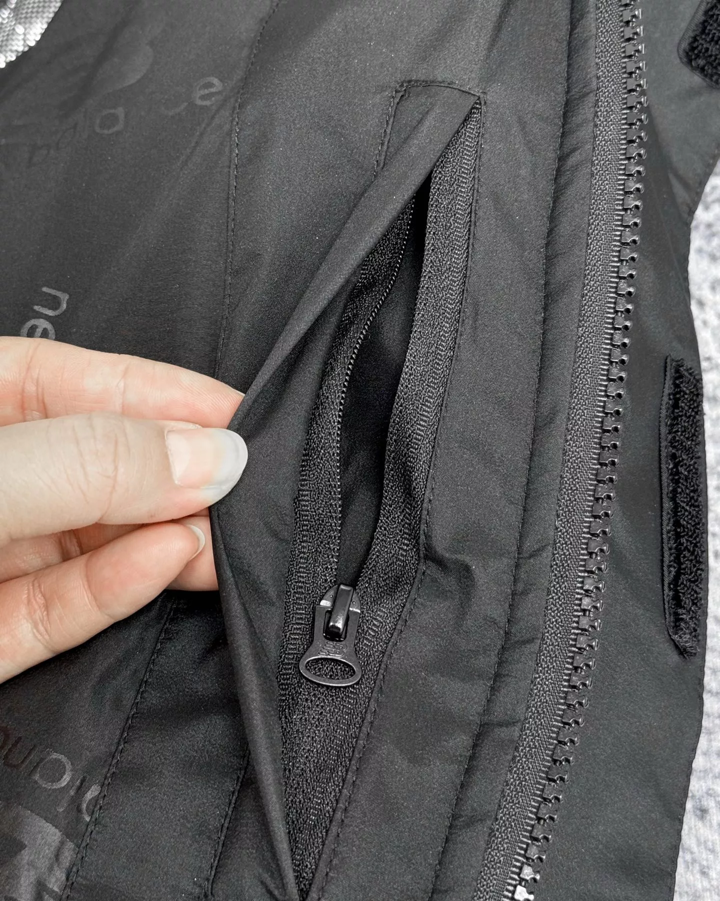 뉴발란스 와펜 후드 방수 남녀공용 쇼트 패딩 상세 이미지 10