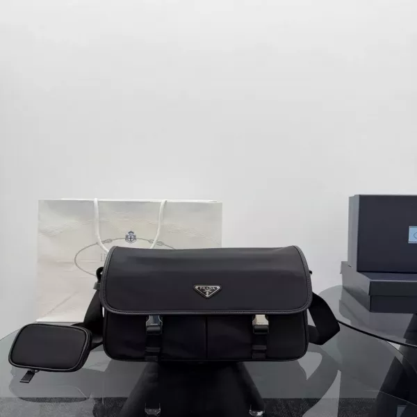 프라다 재생 나일론 가죽 장식 플랩 메신저백