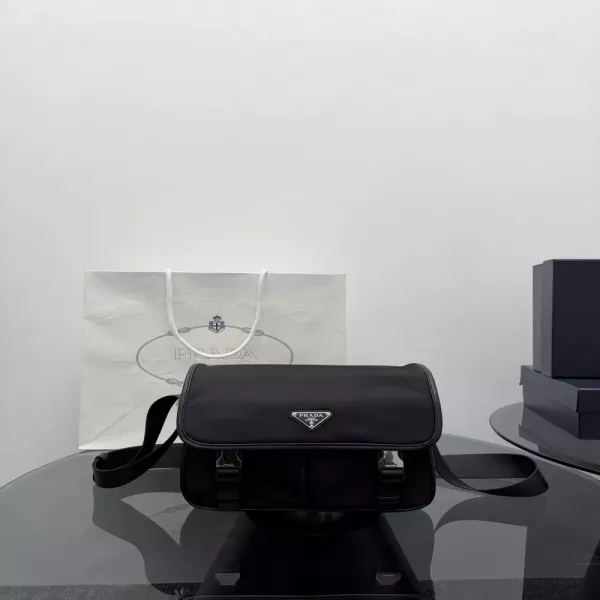 프라다 재생 나일론 가죽 트리밍 메신저백