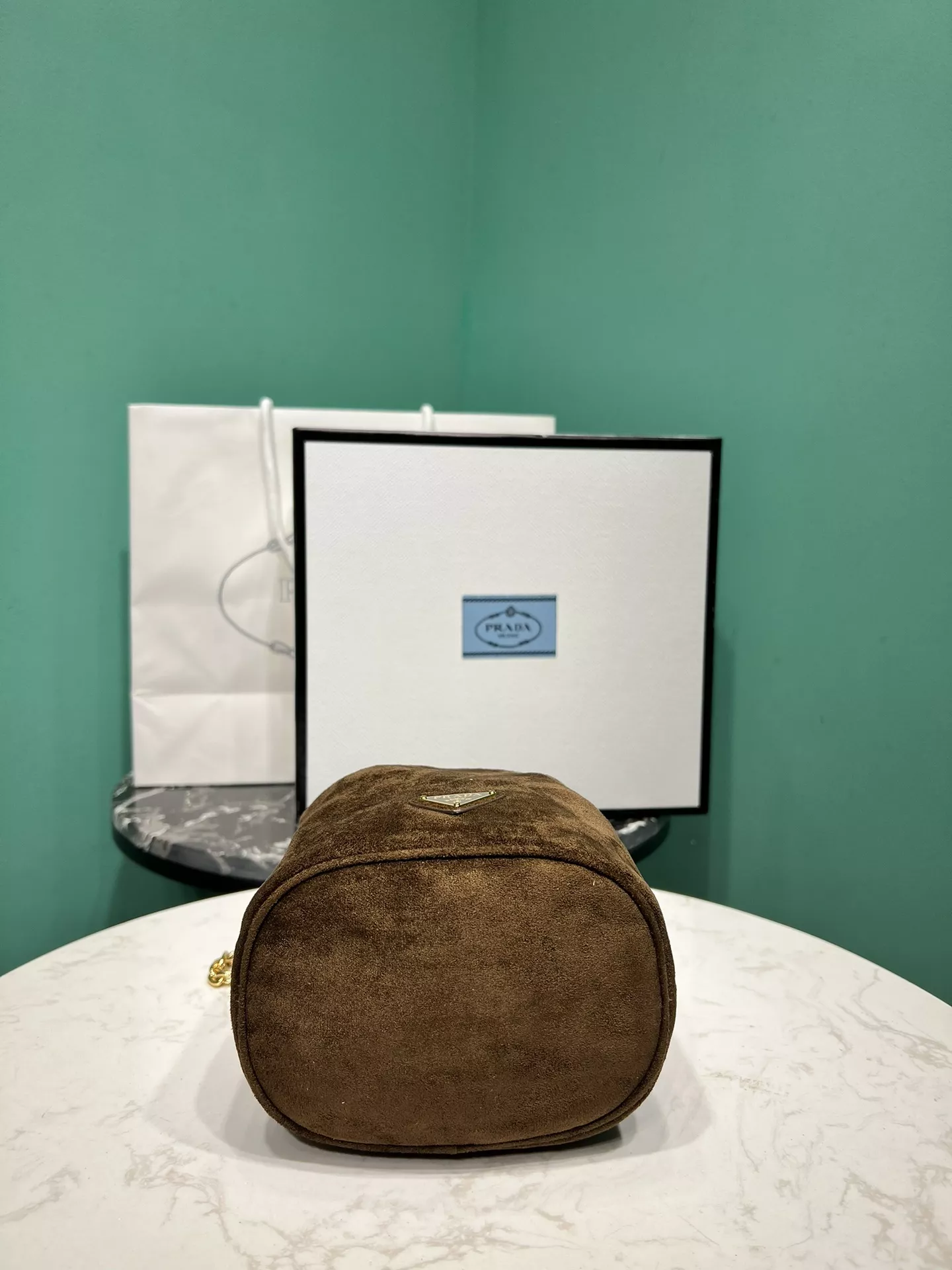 프라다 기모 가죽 메탈 링 핸들 버킷백 상세 이미지 4