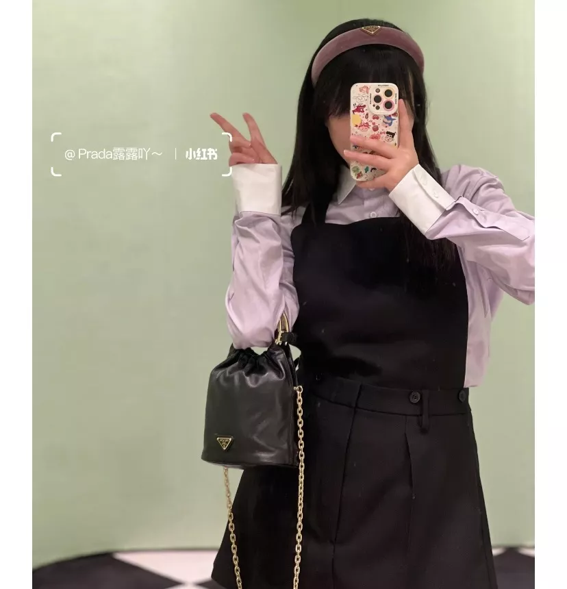 프라다 나파 가죽 메탈 링 핸들 버킷백 상세 이미지 20