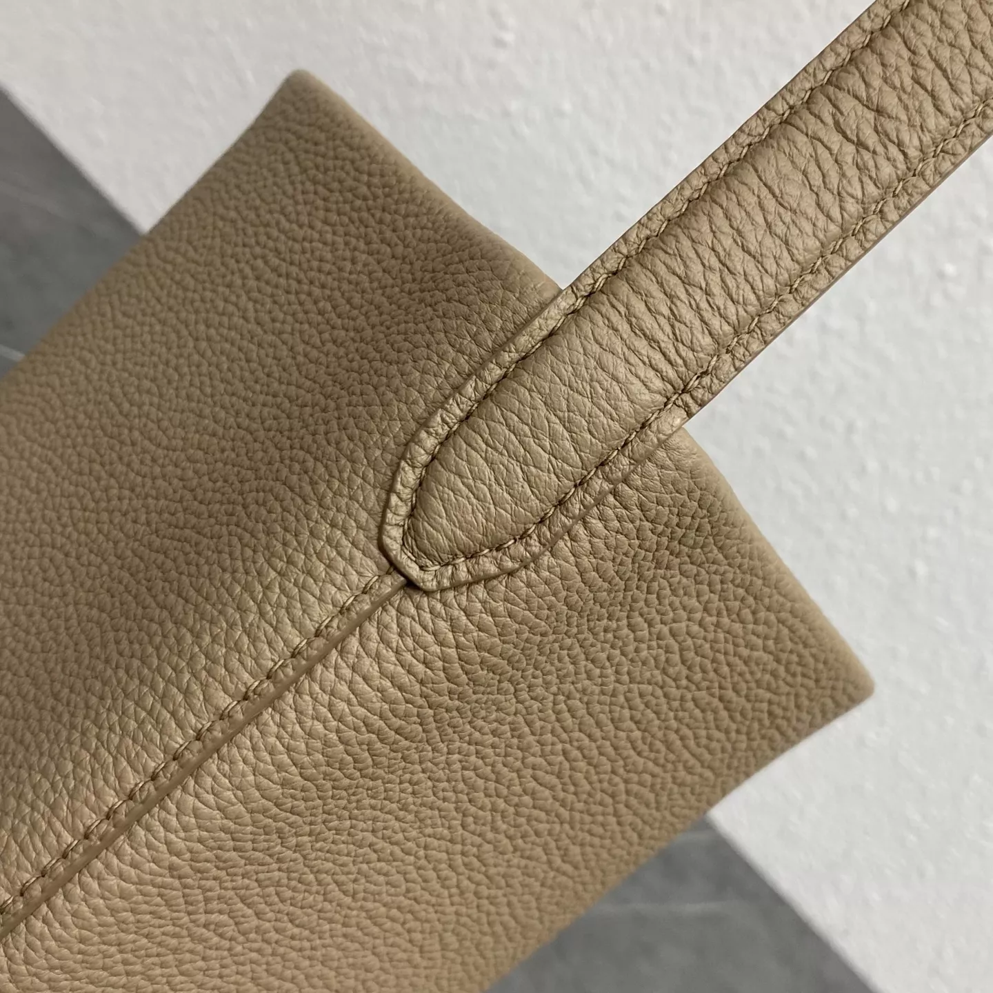 더로우 미니멀 그레인 소가죽 소형 버킷백 상세 이미지 5