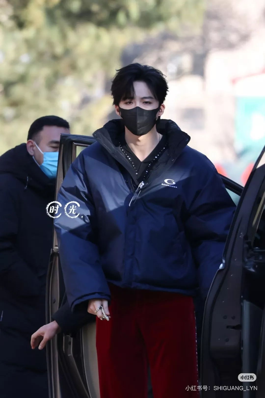 발렌시아가 레터링 프린트 양면 남녀공용 쇼트 패딩 상세 이미지 18
