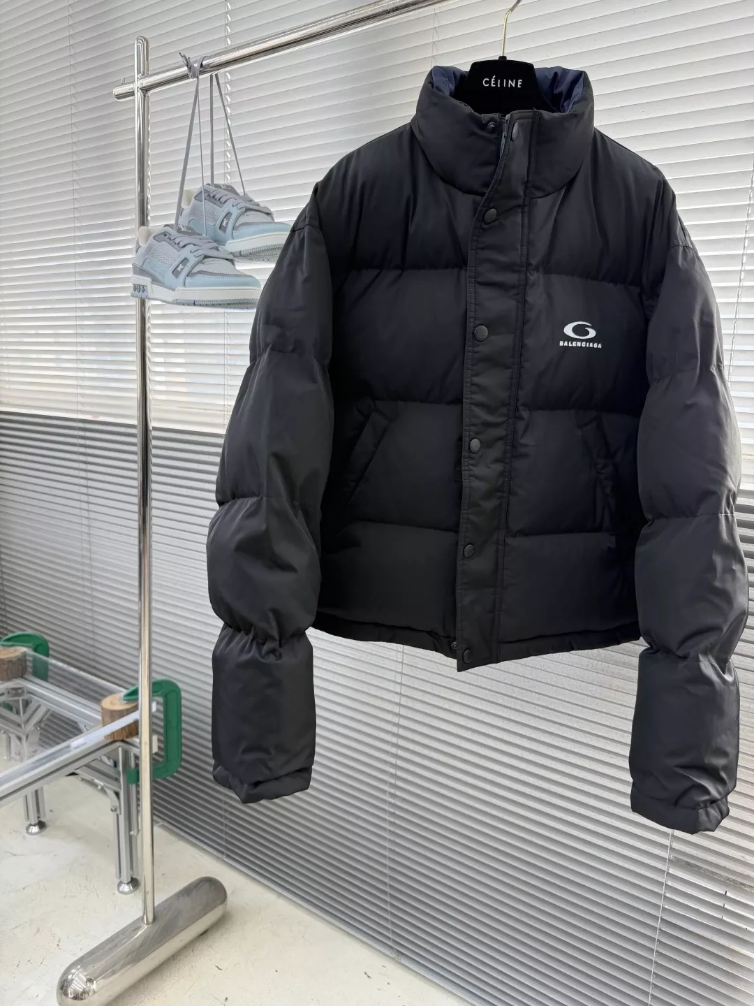 발렌시아가 레터링 프린트 양면 남녀공용 쇼트 패딩 상세 이미지 2