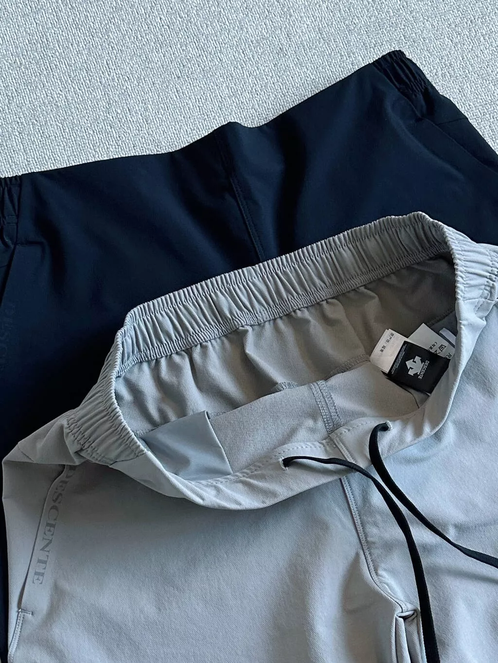 데상트 입체 재단 밴딩 남녀공용 트레이닝 팬츠 상세 이미지 7