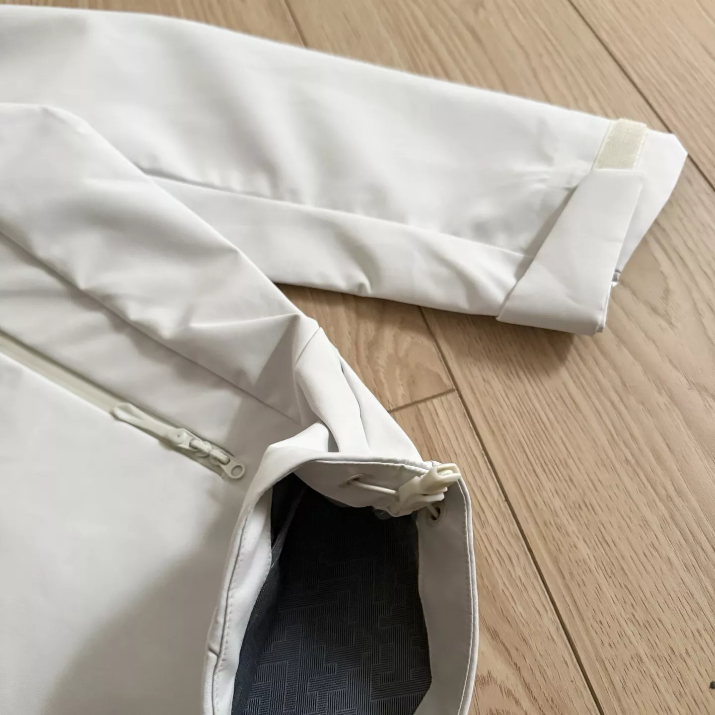 아크테릭스 자수 소프트셸 남녀공용 후드 재킷 상세 이미지 9