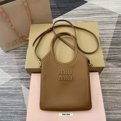 미우미우 양각 레터링 탈부착 스트랩 토트백