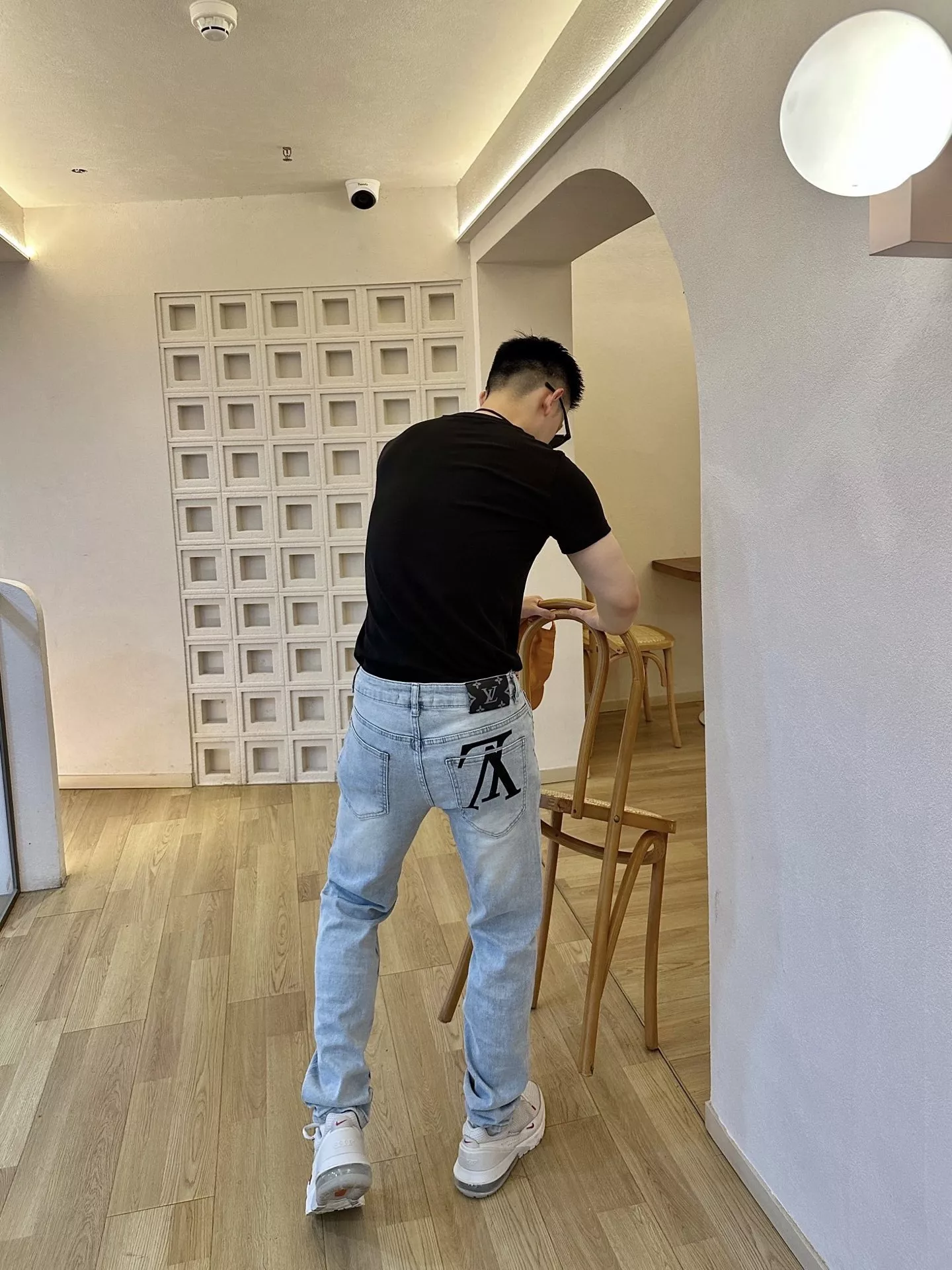 루이비통 워싱 뒤쪽 프린트 남녀공용 데님 팬츠 상세 이미지 18