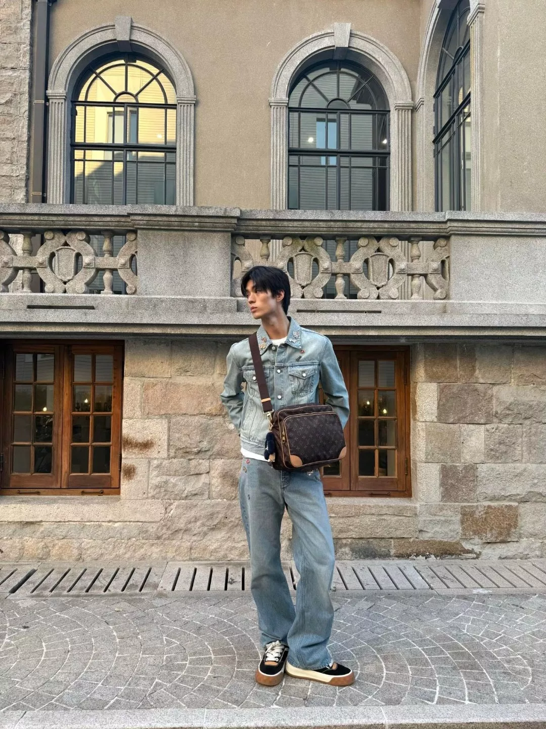 루이비통 금속 장식 효소 워싱 남녀공용 데님 팬츠 상세 이미지 22