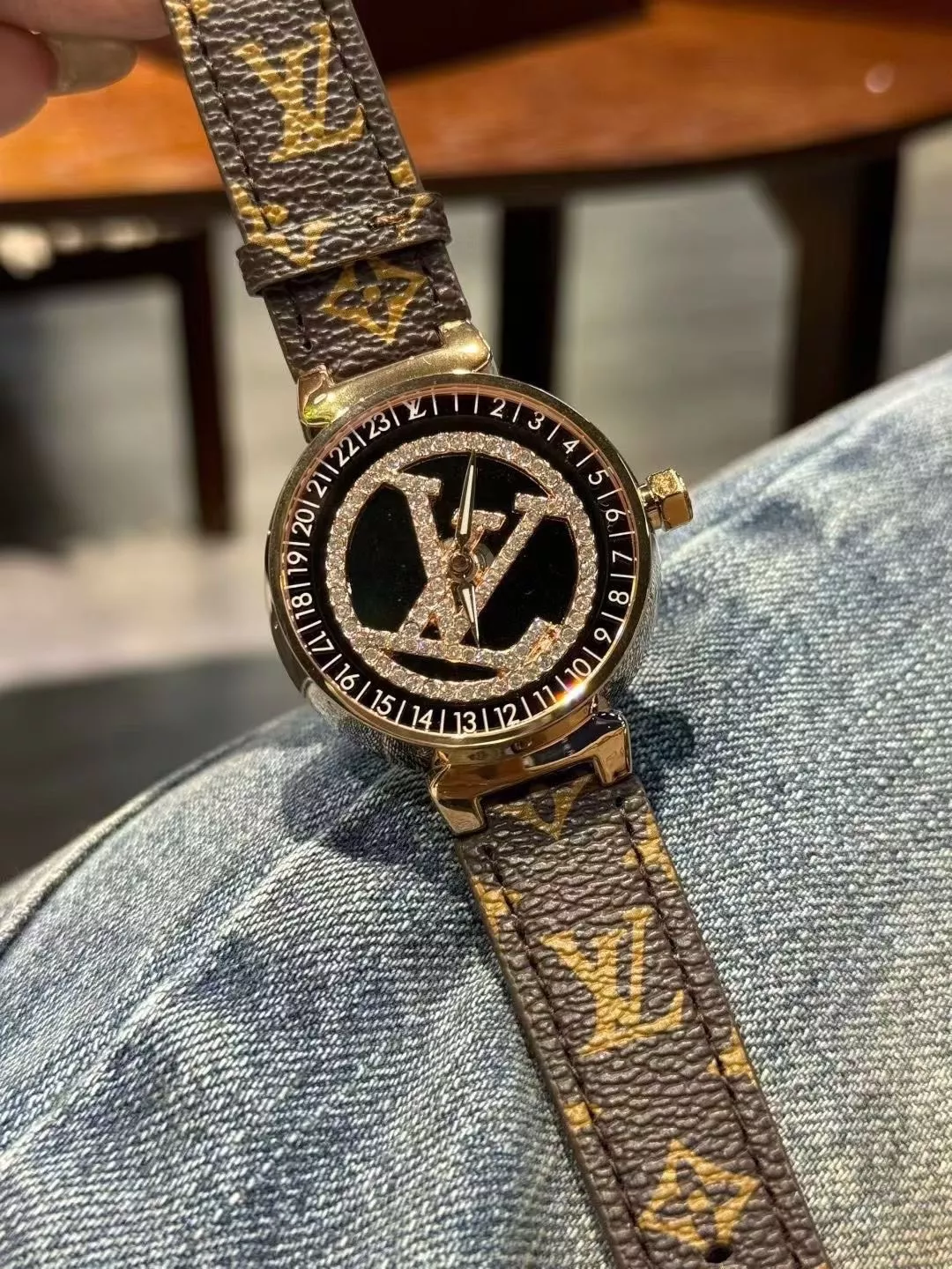 루이비통 모노그램 패턴 36mm 남성용 가죽 시계 상세 이미지 2