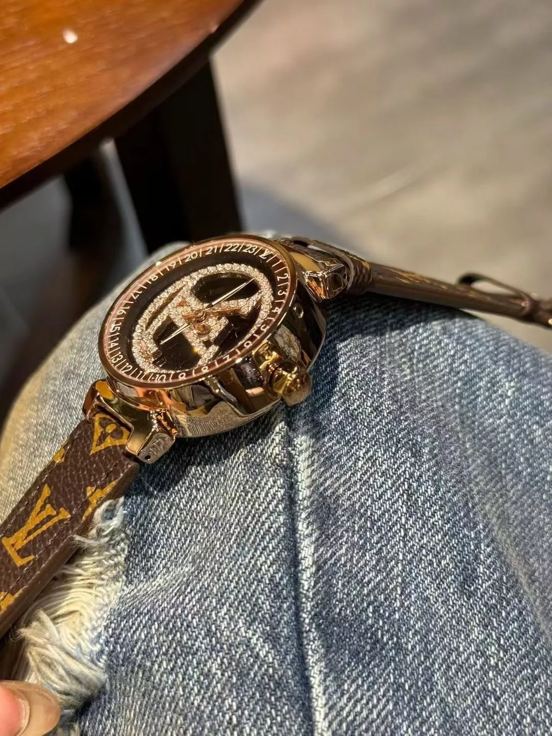 루이비통 모노그램 패턴 36mm 남성용 가죽 시계 상세 이미지 3