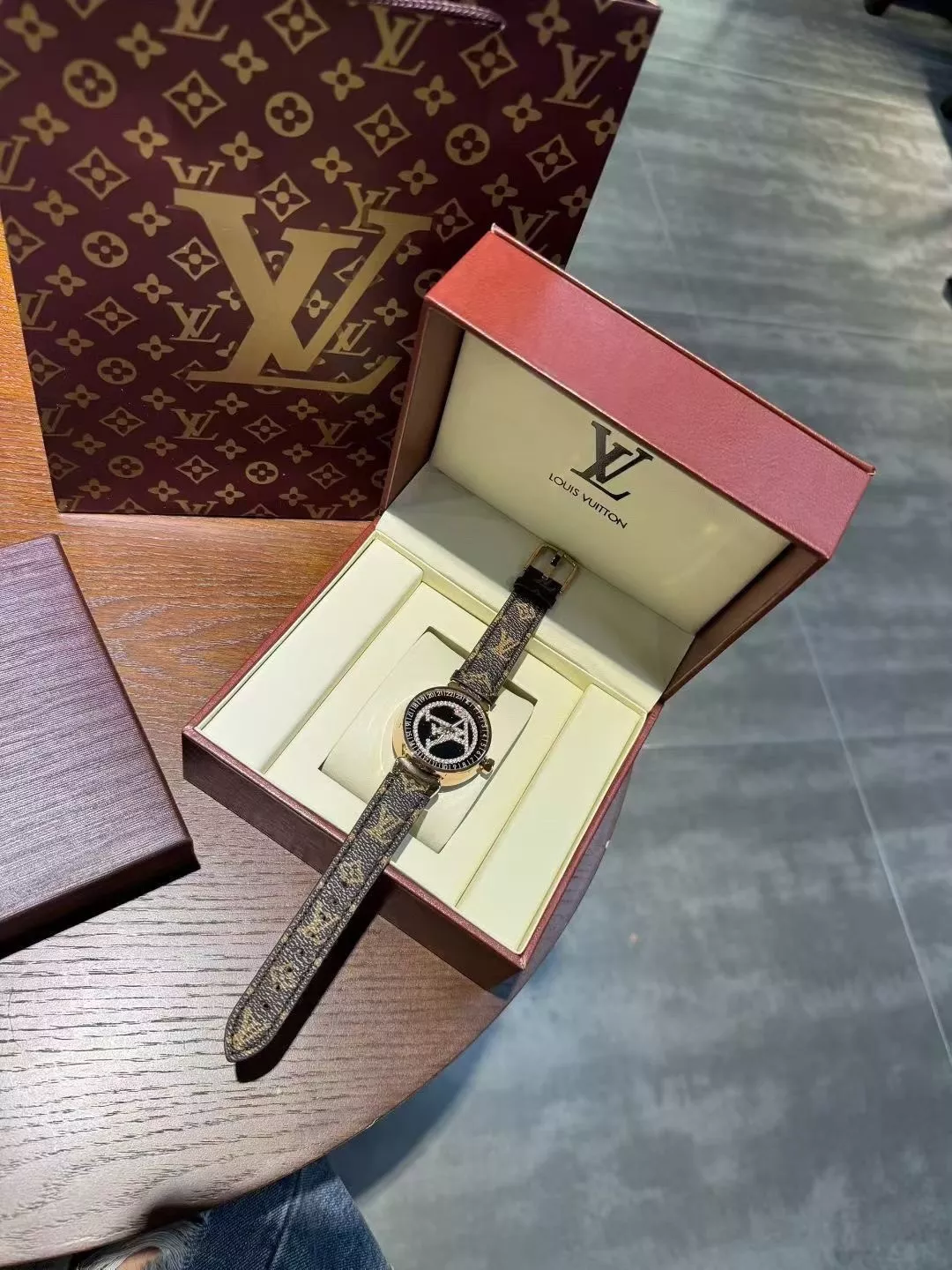 루이비통 모노그램 패턴 36mm 남성용 가죽 시계 상세 이미지 5