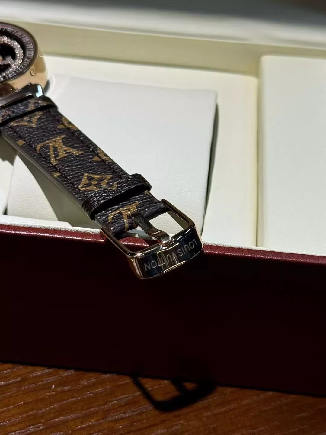 루이비통 모노그램 패턴 36mm 남성용 가죽 시계 상세 이미지 8