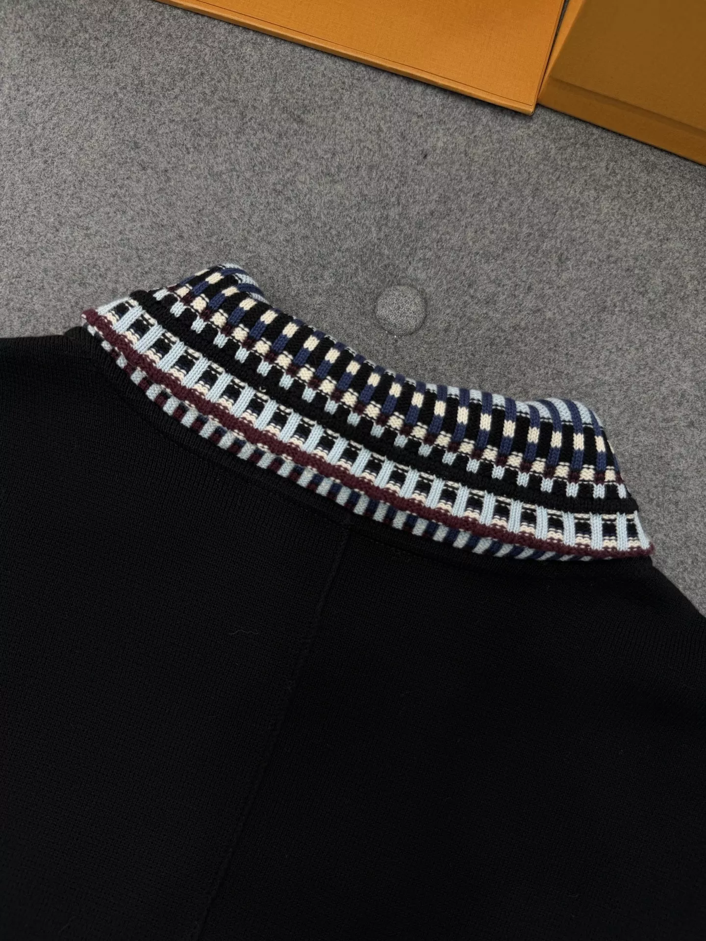 루이비통 배색 칼라 자수 남녀공용 니트 재킷 상세 이미지 19