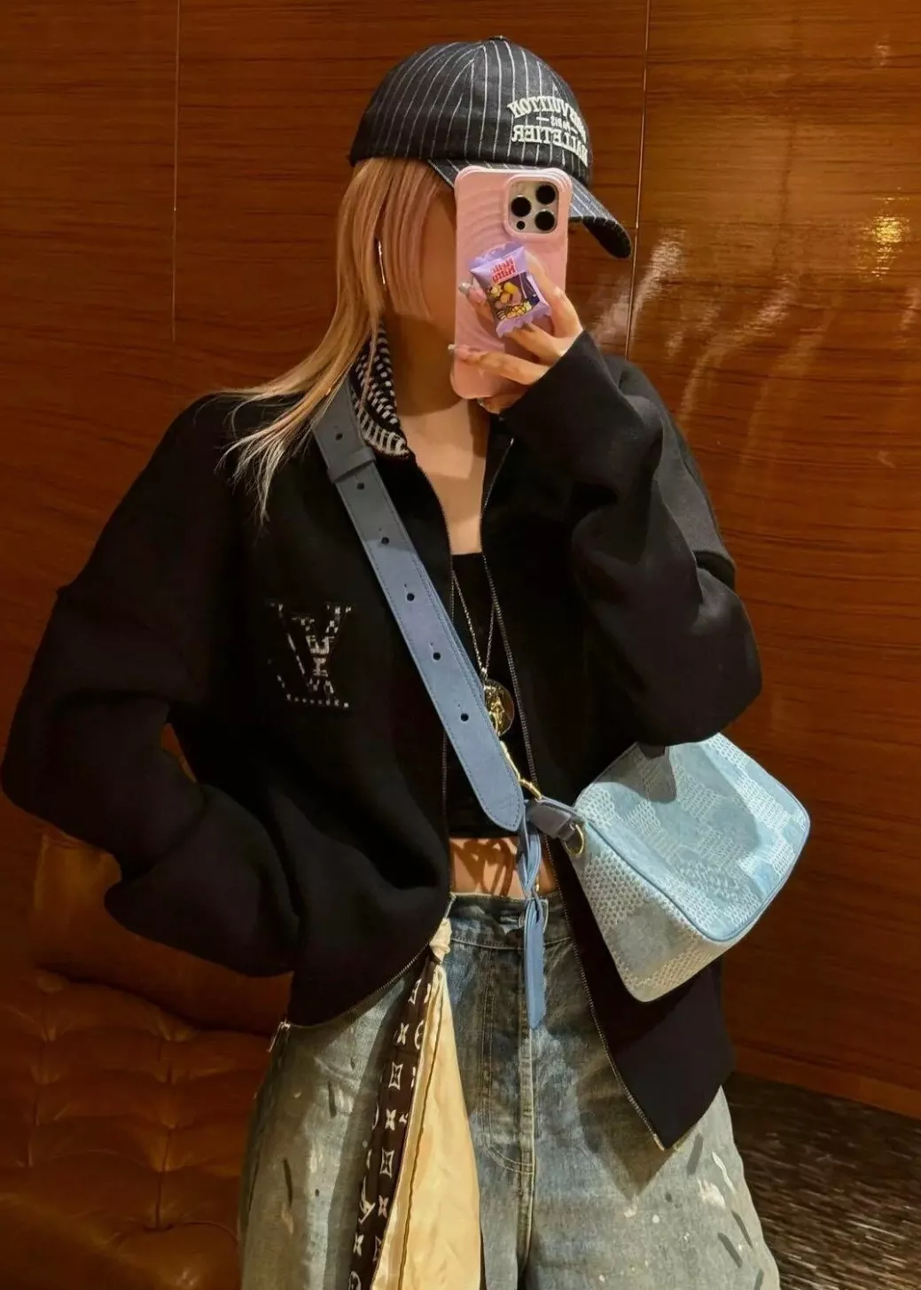 루이비통 배색 칼라 자수 남녀공용 니트 재킷 상세 이미지 31
