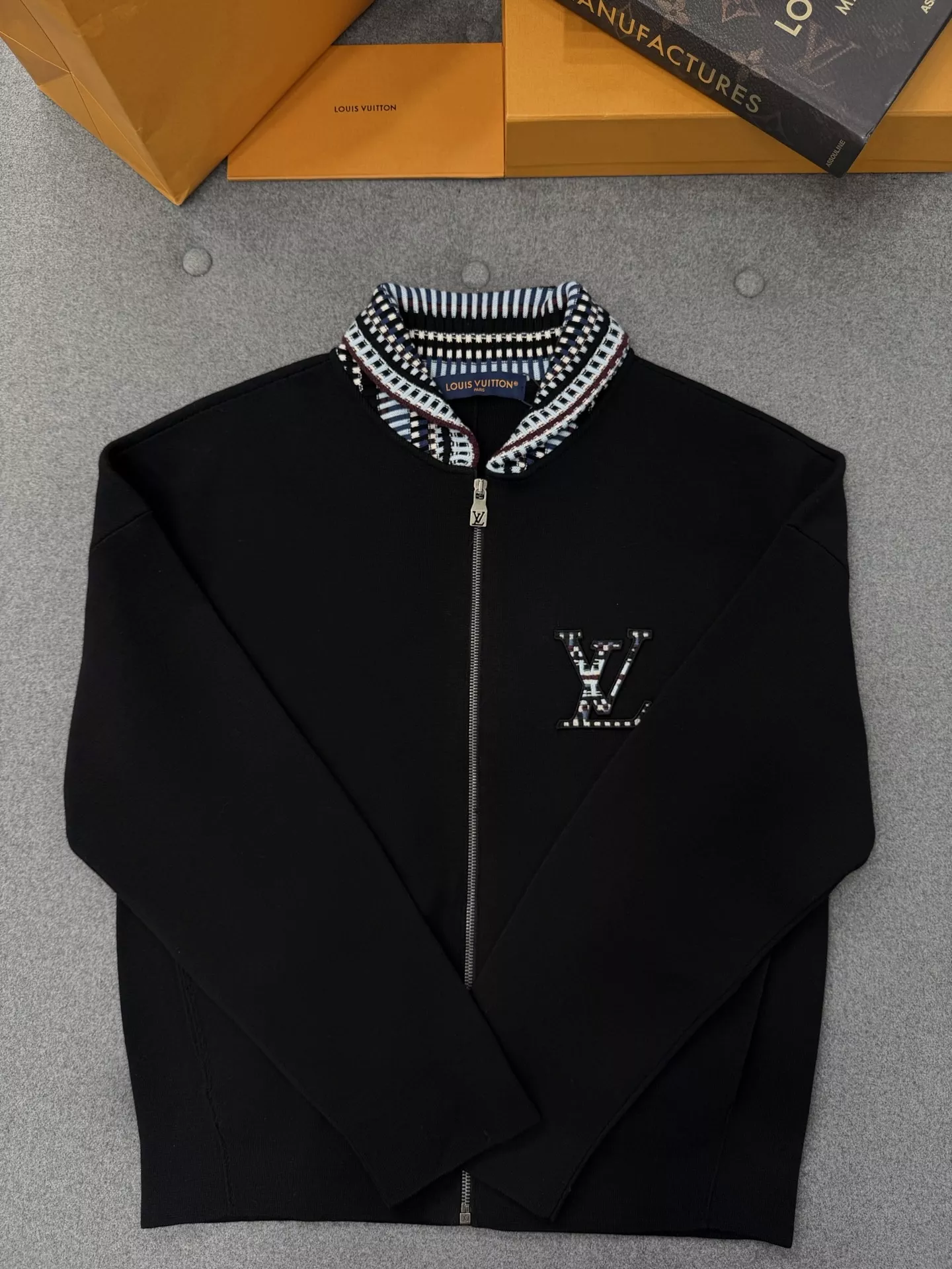 루이비통 배색 칼라 자수 남녀공용 니트 재킷 상세 이미지 4