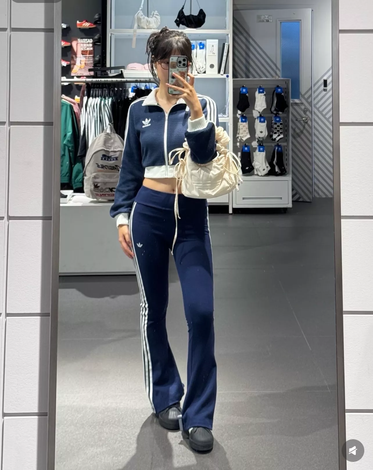 아디다스 삼선 부츠컷 여성용 트레이닝 팬츠 상세 이미지 21