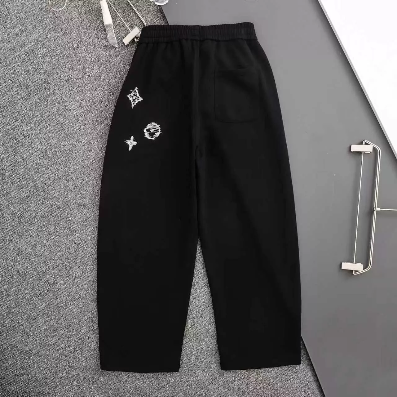 루이비통 입체 자수 와이드 남녀공용 트레이닝 팬츠 상세 이미지 4