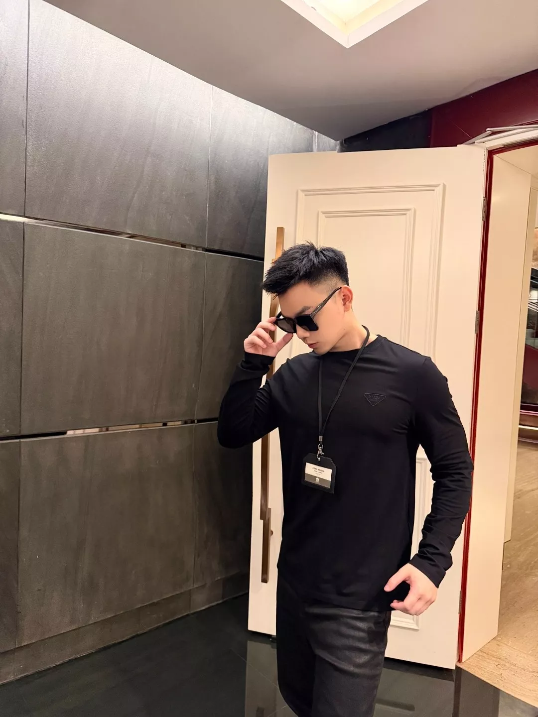 프라다 삼각 자수 남녀공용 긴소매 티셔츠 상세 이미지 11