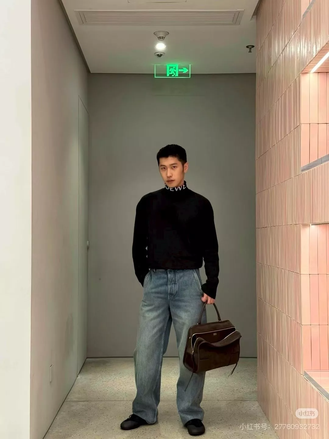로에베 레터링 반하이넥 남녀공용 긴소매 티셔츠 상세 이미지 13