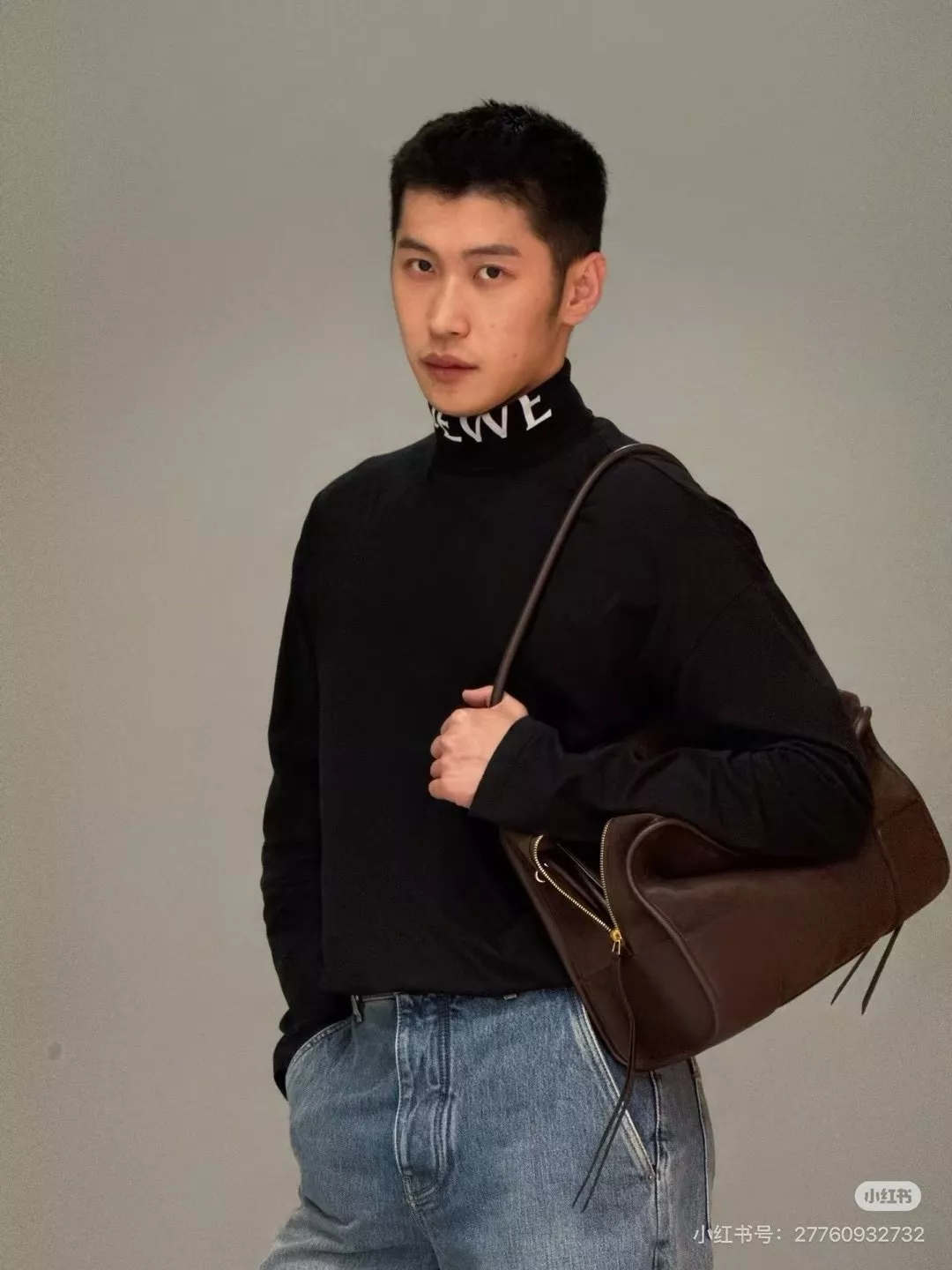 로에베 레터링 반하이넥 남녀공용 긴소매 티셔츠 상세 이미지 14