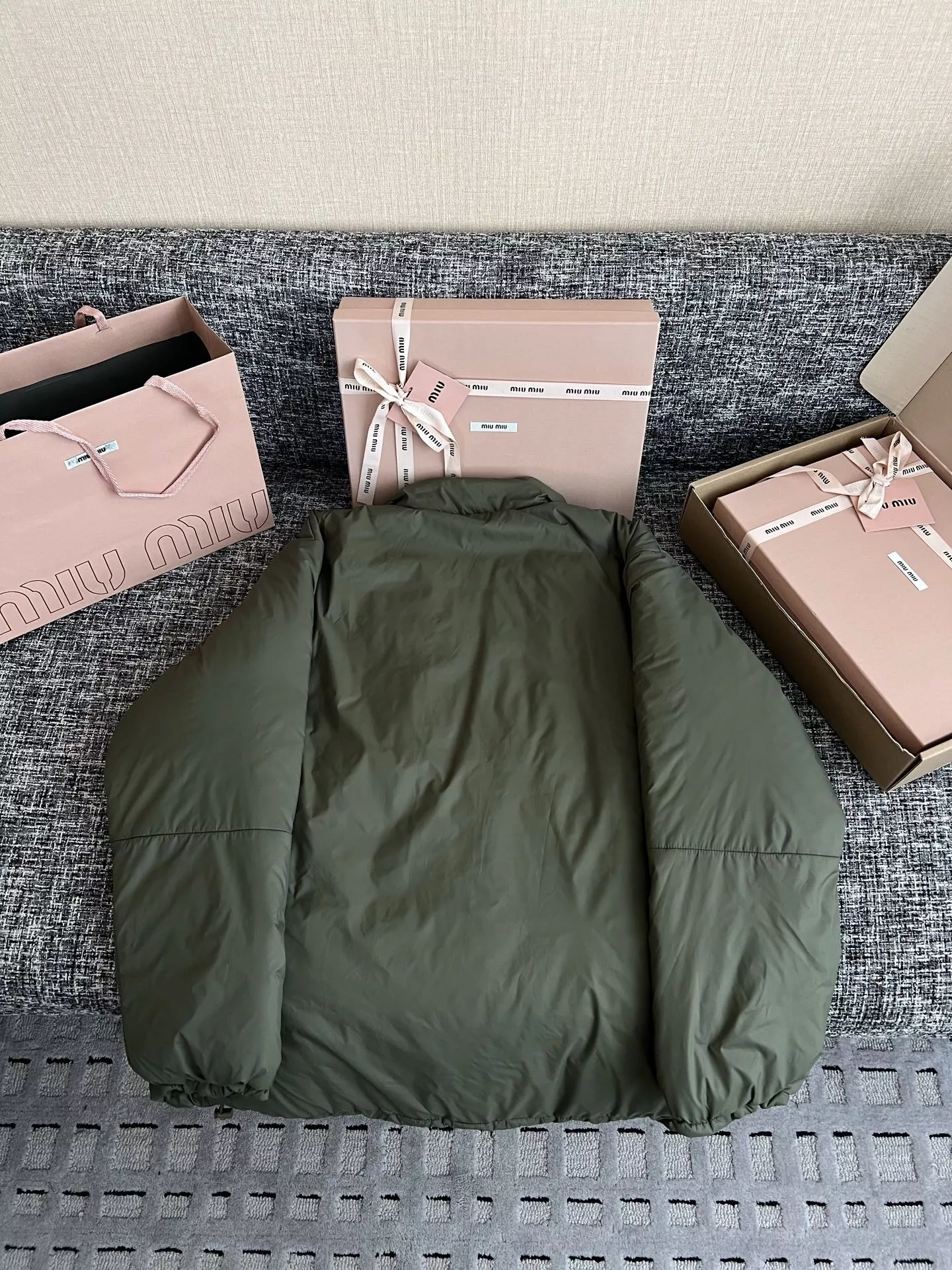 미우미우 우븐 스탠드넥 여성용 쇼트 패딩 상세 이미지 18