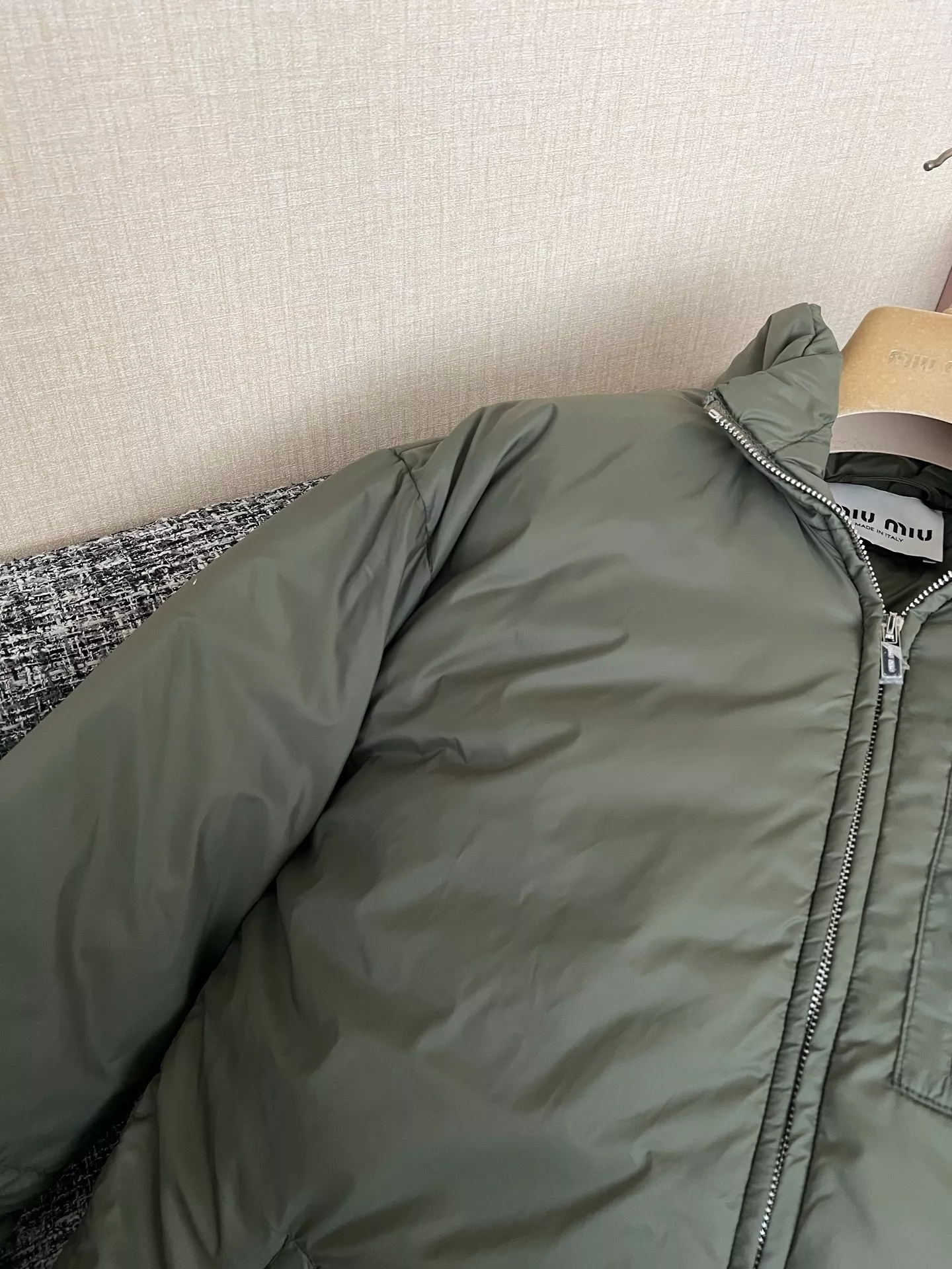 미우미우 우븐 스탠드넥 여성용 쇼트 패딩 상세 이미지 22