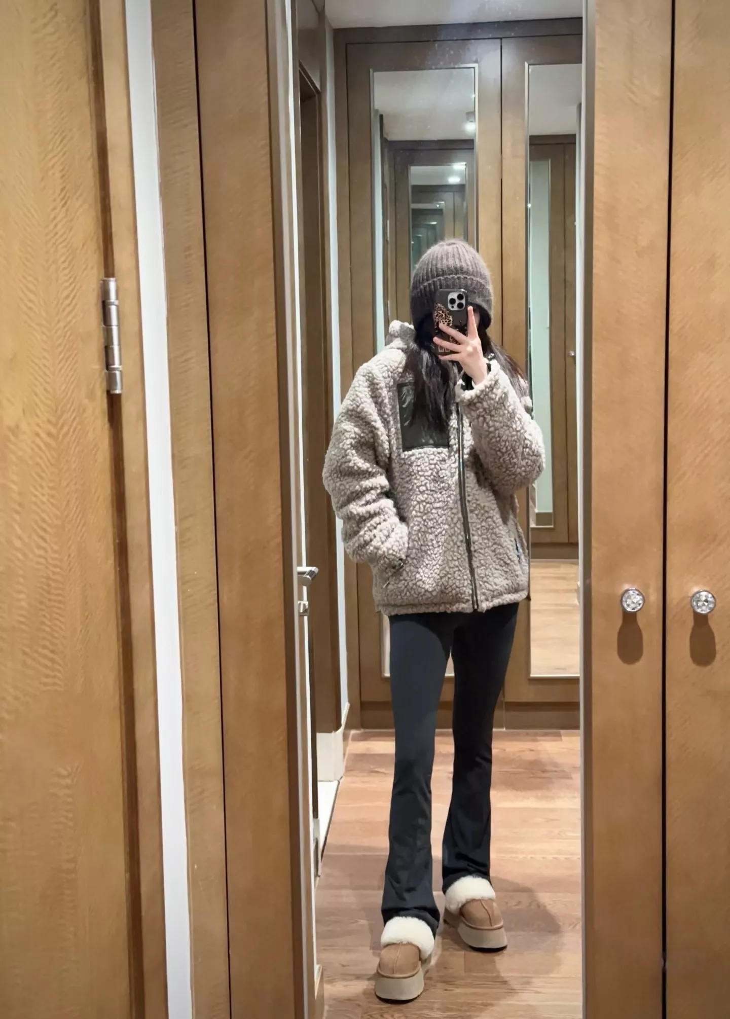 미우미우 보아 후드 집업 여성용 플리스 재킷 상세 이미지 63