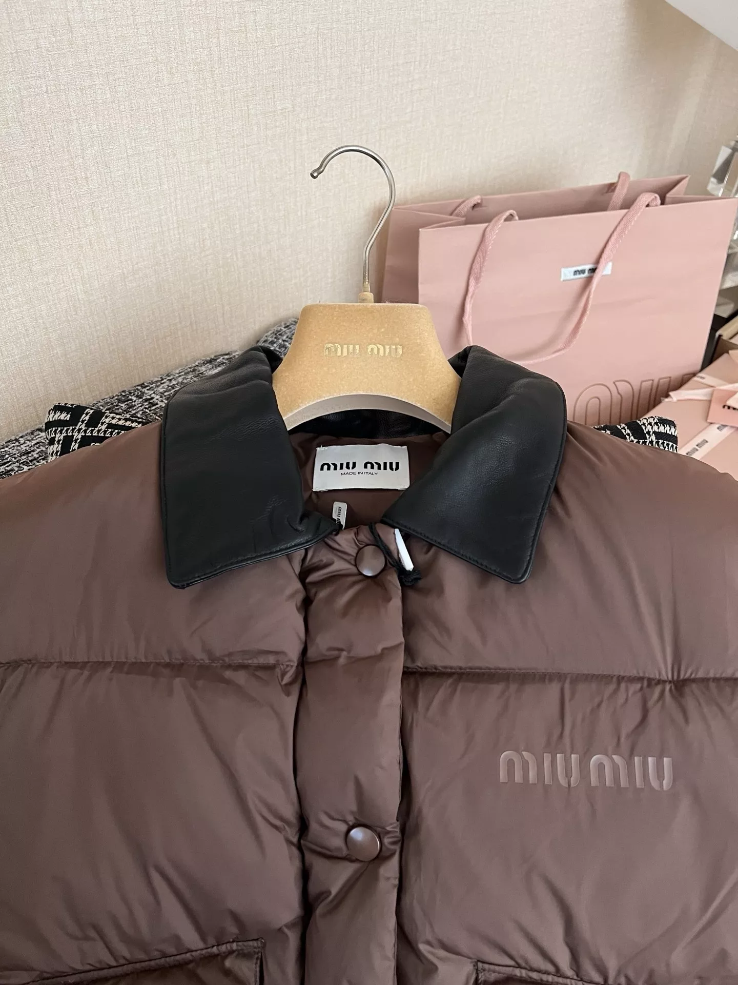 미우미우 우븐 배색 칼라 여성용 패딩 조끼 상세 이미지 20