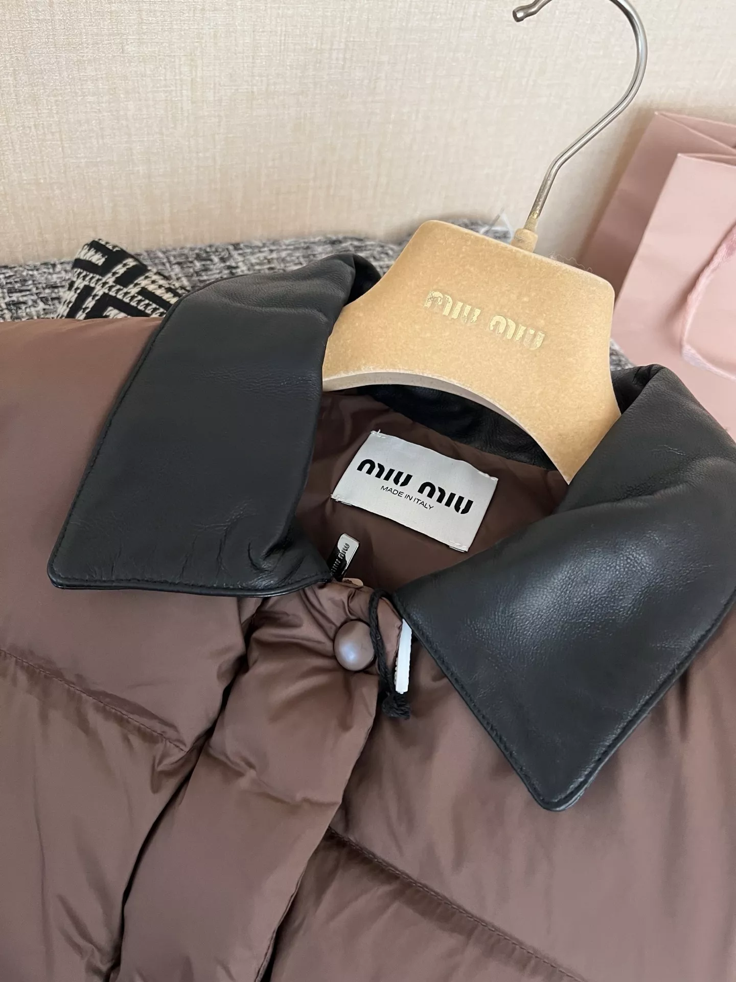 미우미우 우븐 배색 칼라 여성용 패딩 조끼 상세 이미지 22