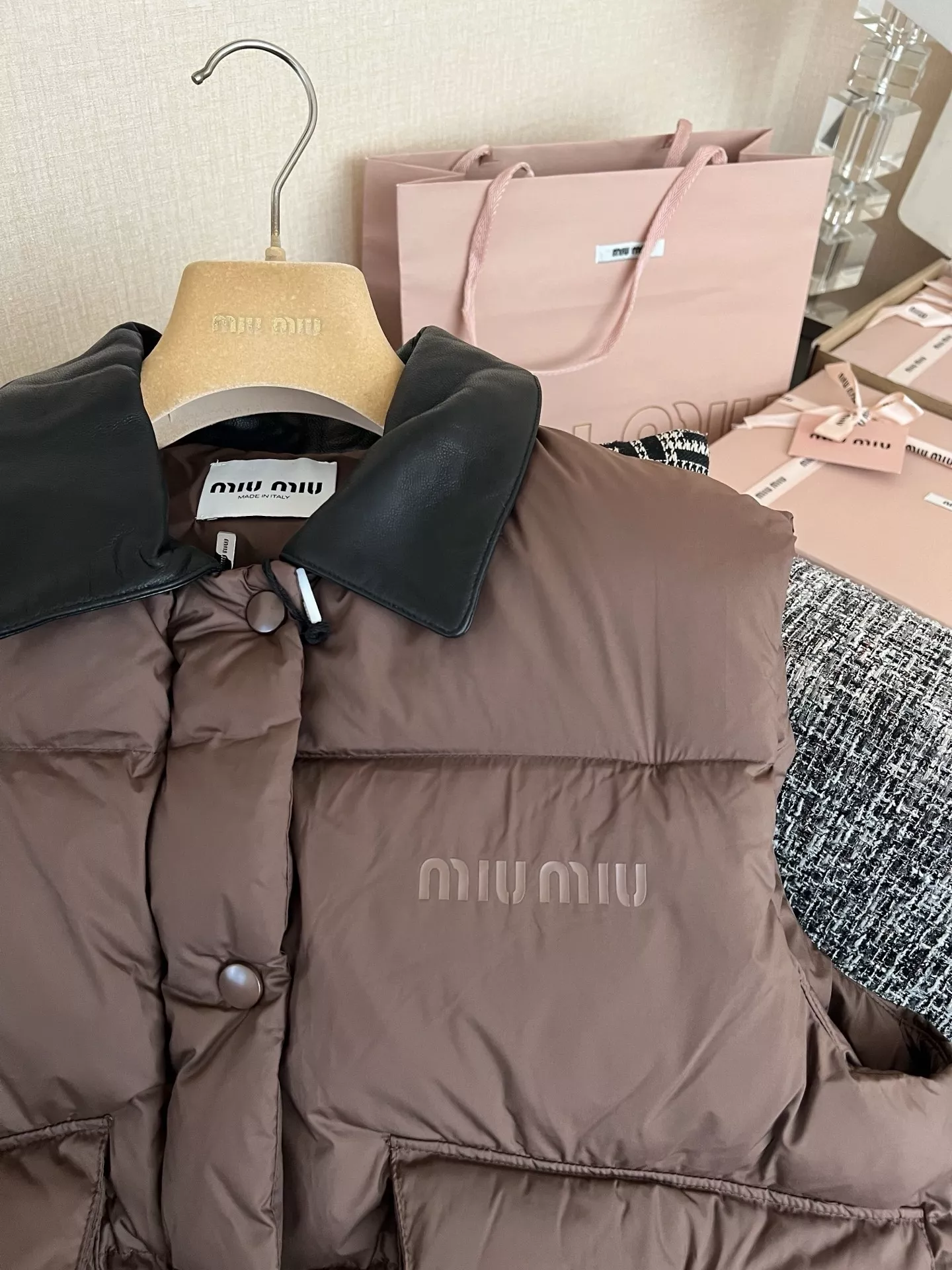 미우미우 우븐 배색 칼라 여성용 패딩 조끼 상세 이미지 23
