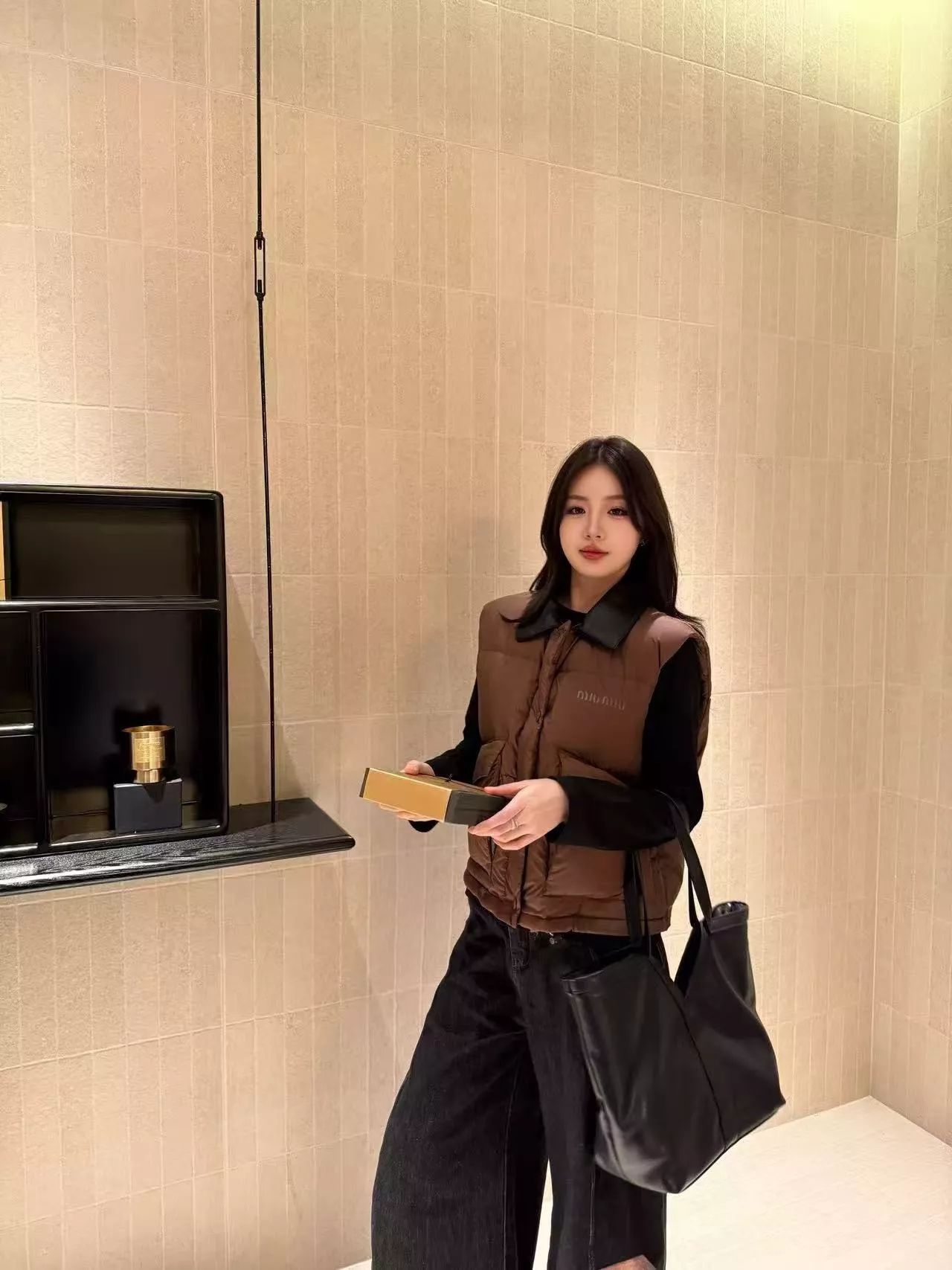 미우미우 우븐 배색 칼라 여성용 패딩 조끼 상세 이미지 64