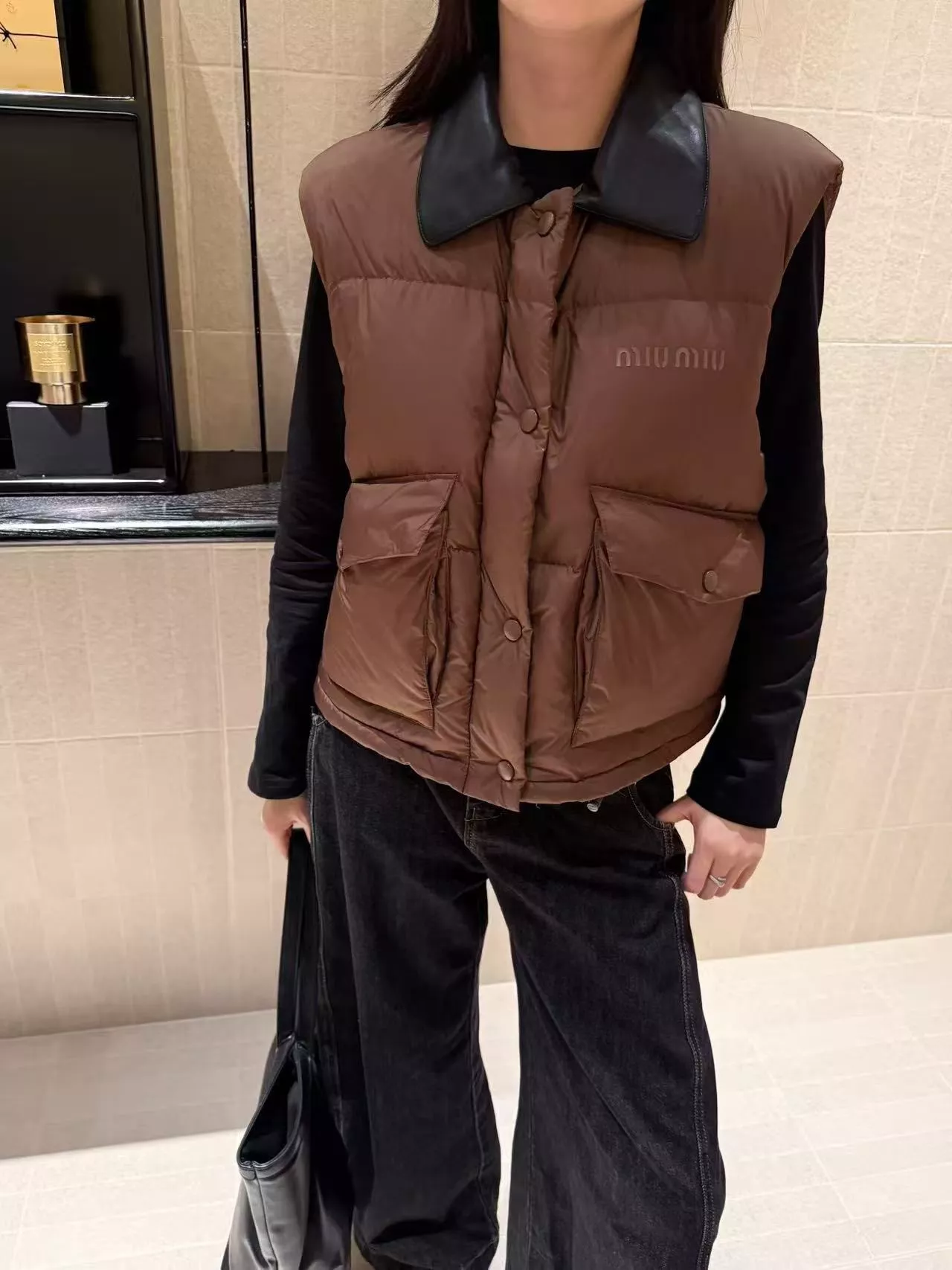 미우미우 우븐 배색 칼라 여성용 패딩 조끼 상세 이미지 66