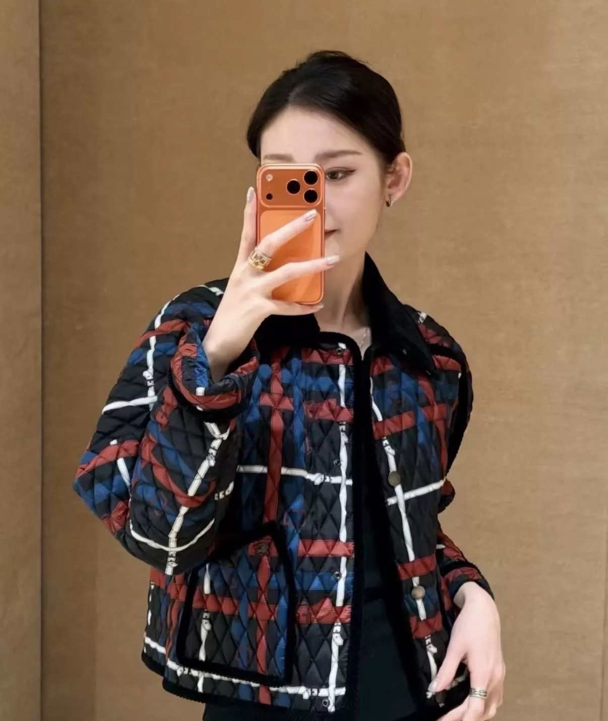 버버리 체크 배색 퀼팅 여성용 쇼트 패딩 상세 이미지 15