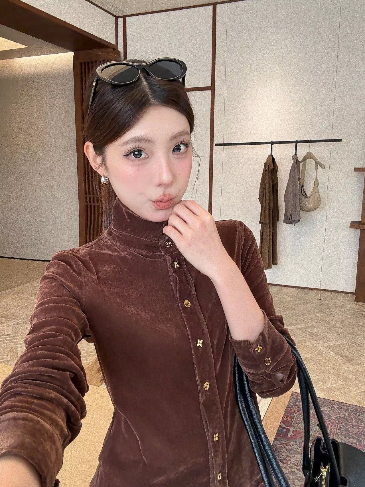 루이비통 플로킹 금속 단추 여성용 긴소매 셔츠 상세 이미지 19