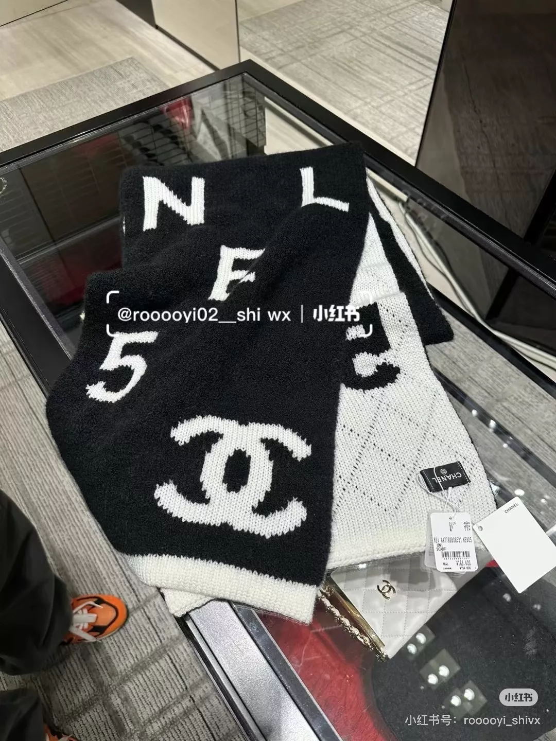 샤넬 레터링 로고 캐시미어 직사각 머플러 상세 이미지 12