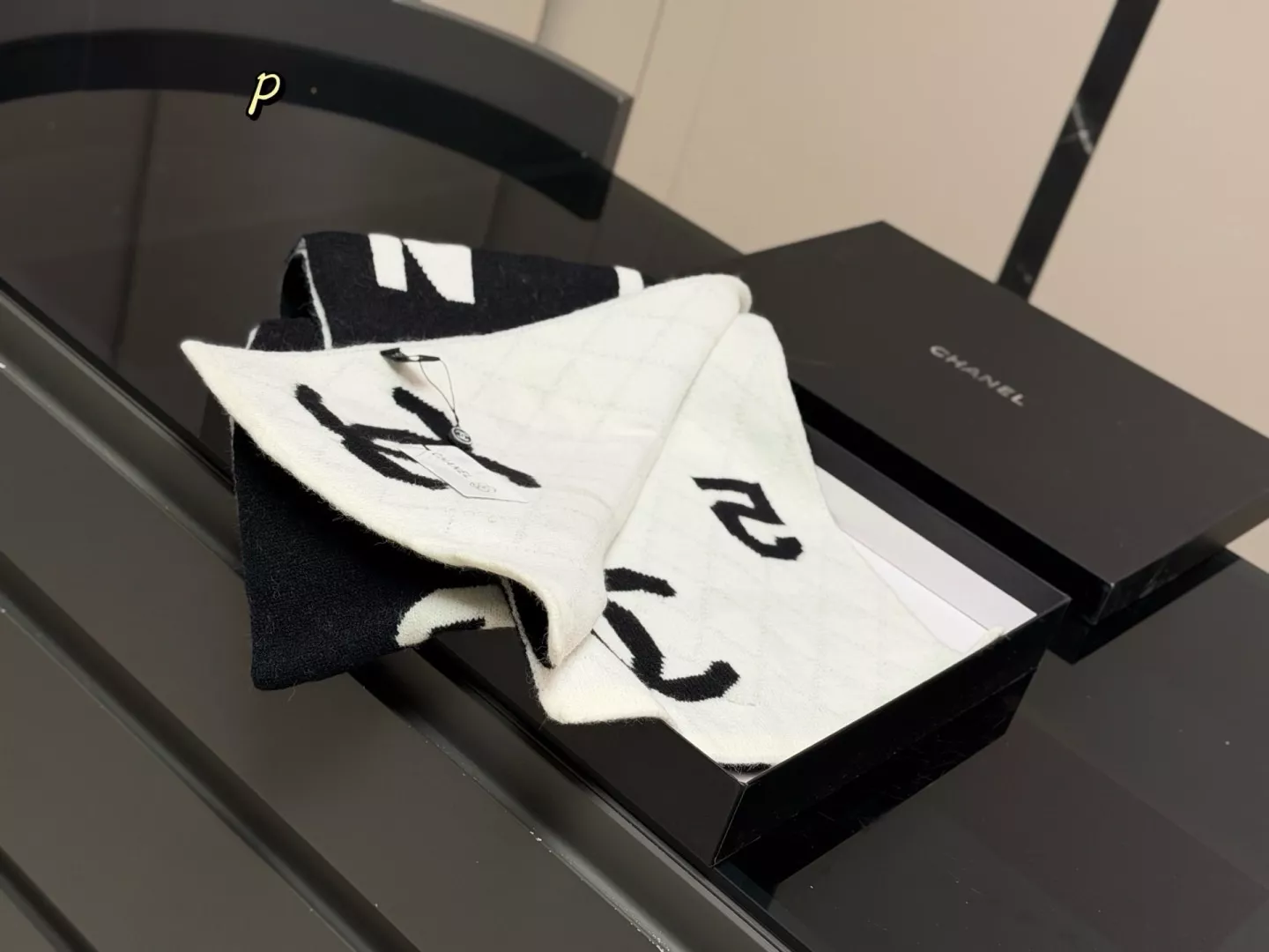 샤넬 레터링 로고 캐시미어 직사각 머플러 상세 이미지 2