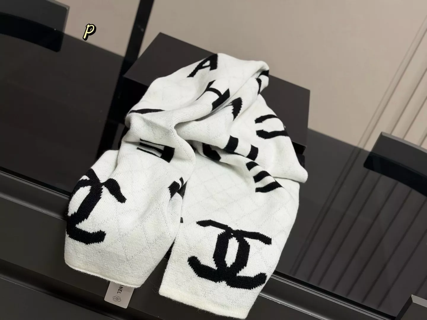 샤넬 레터링 로고 캐시미어 직사각 머플러 상세 이미지 7