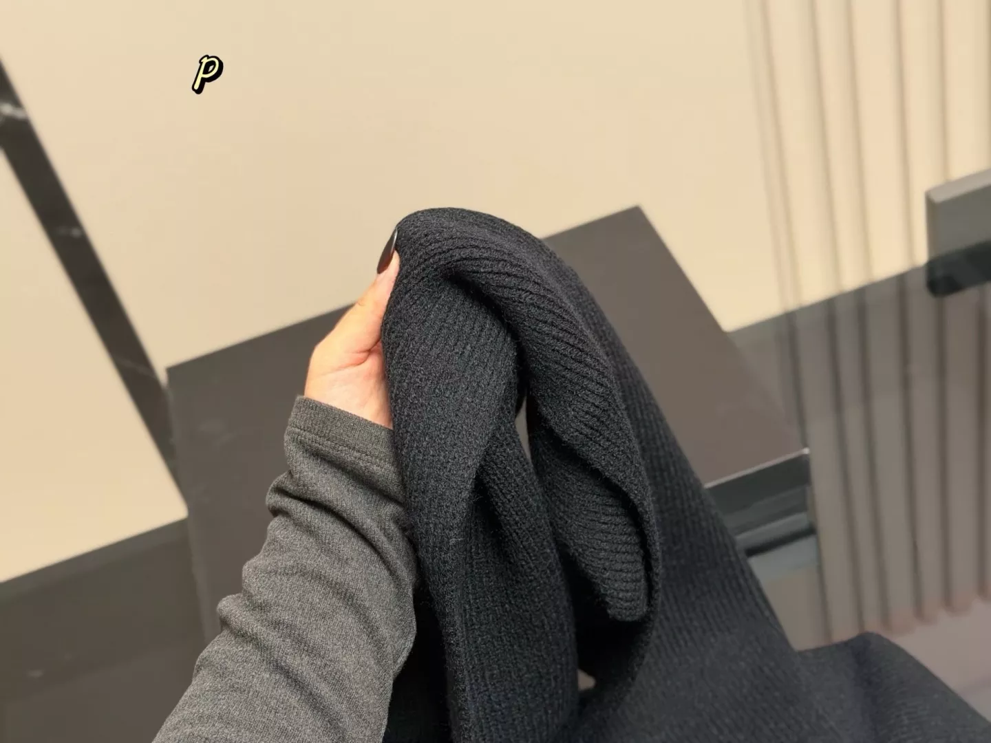 샤넬 로고 포인트 캐시미어 직사각 머플러 상세 이미지 8