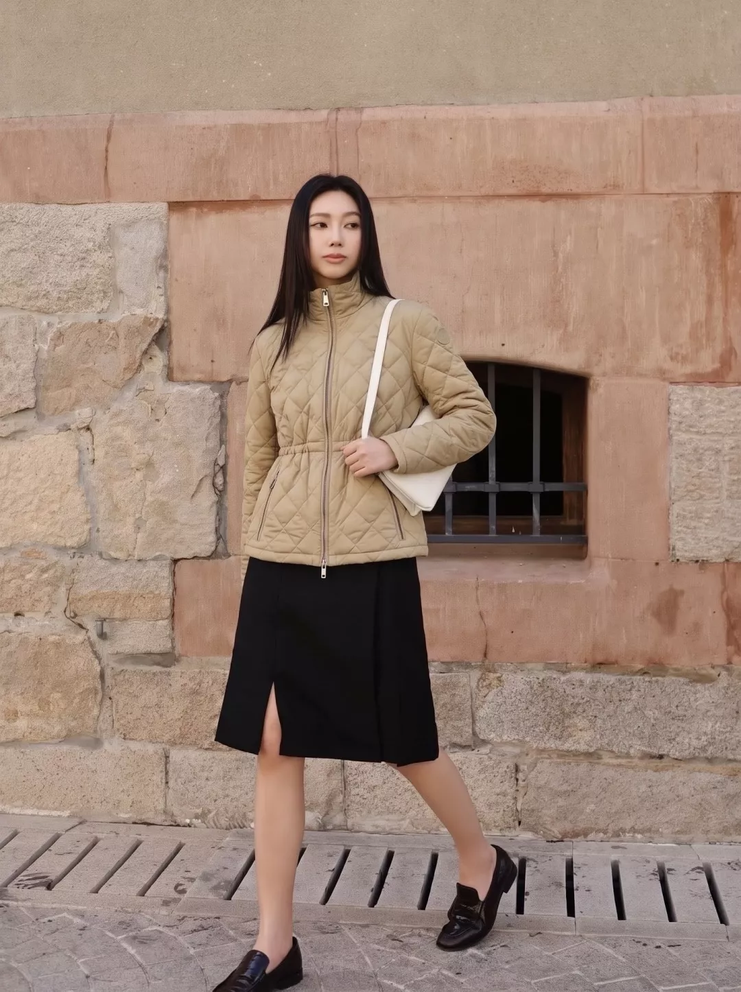버버리 다이아 퀼팅 스탠드넥 여성용 쇼트 패딩 상세 이미지 12