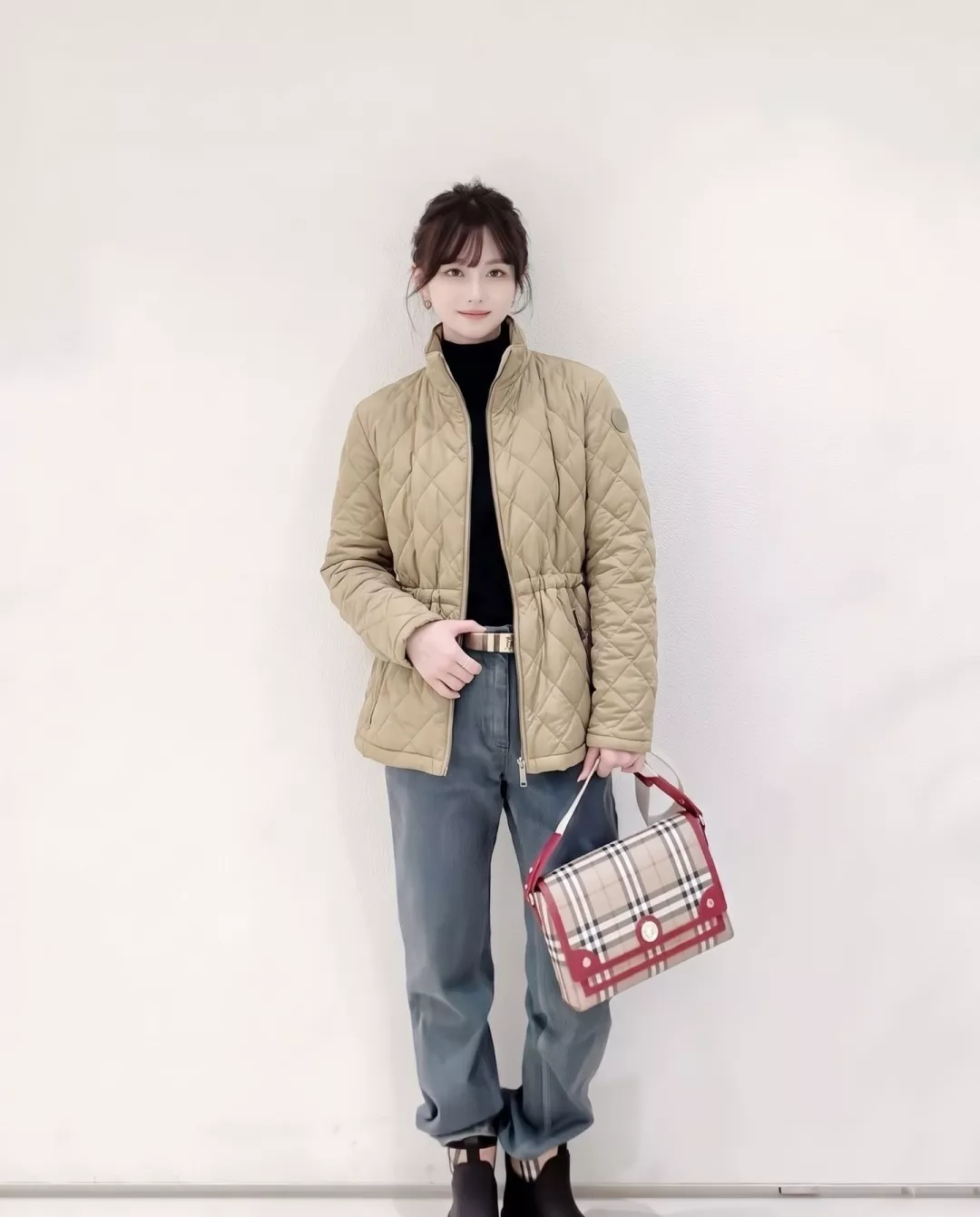버버리 다이아 퀼팅 스탠드넥 여성용 쇼트 패딩 상세 이미지 17