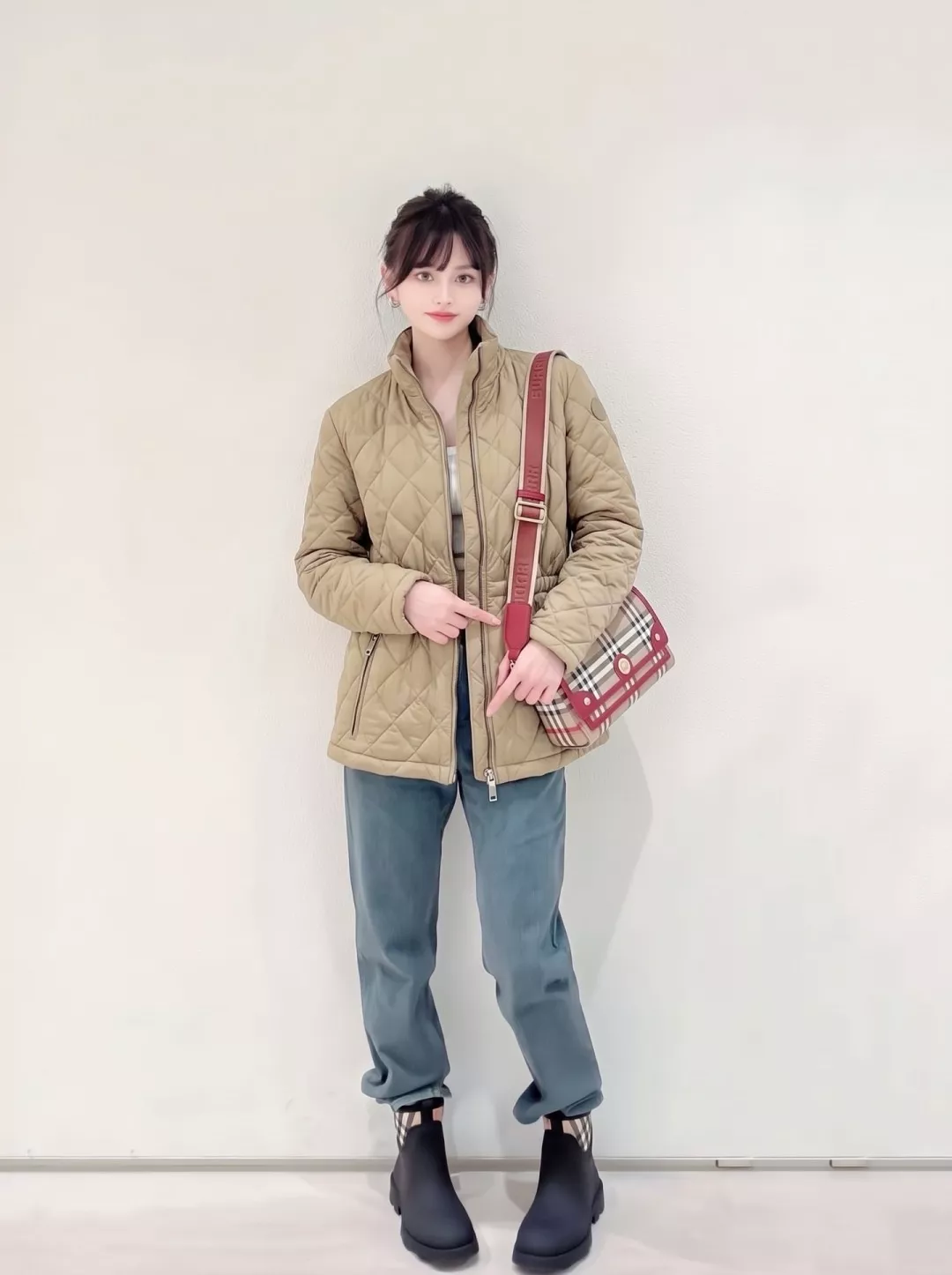 버버리 다이아 퀼팅 스탠드넥 여성용 쇼트 패딩 상세 이미지 18