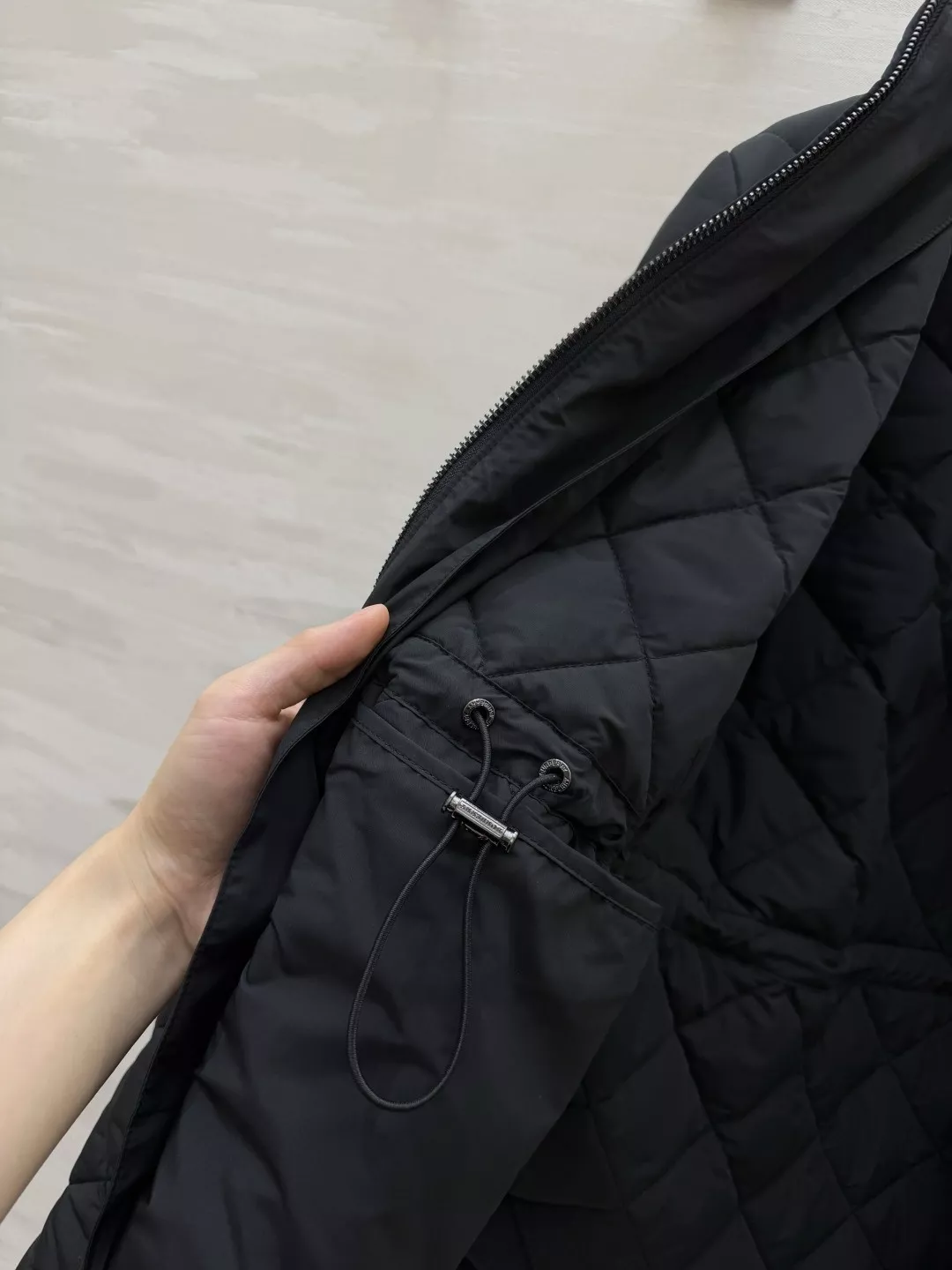 버버리 다이아 퀼팅 스탠드넥 여성용 쇼트 패딩 상세 이미지 24