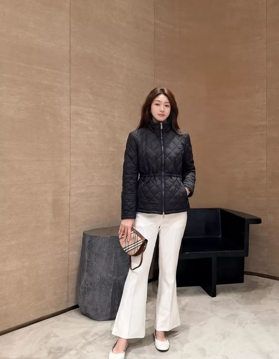 버버리 다이아 퀼팅 스탠드넥 여성용 쇼트 패딩 상세 이미지 29