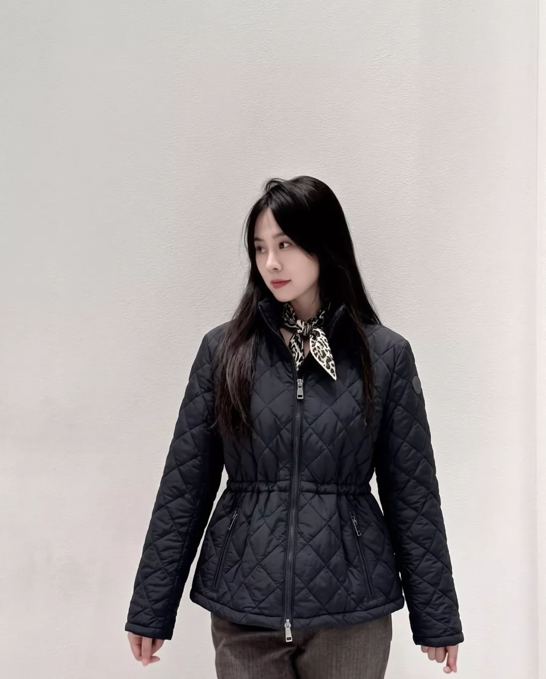 버버리 다이아 퀼팅 스탠드넥 여성용 쇼트 패딩 상세 이미지 31