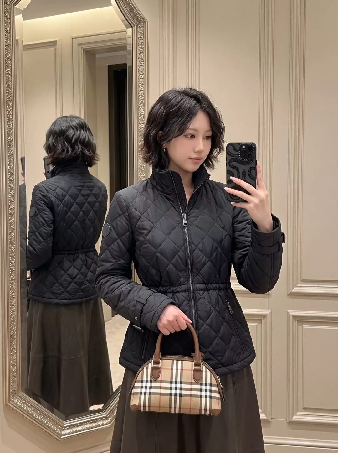 버버리 다이아 퀼팅 스탠드넥 여성용 쇼트 패딩 상세 이미지 32