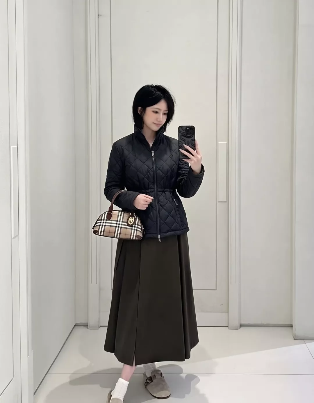버버리 다이아 퀼팅 스탠드넥 여성용 쇼트 패딩 상세 이미지 33