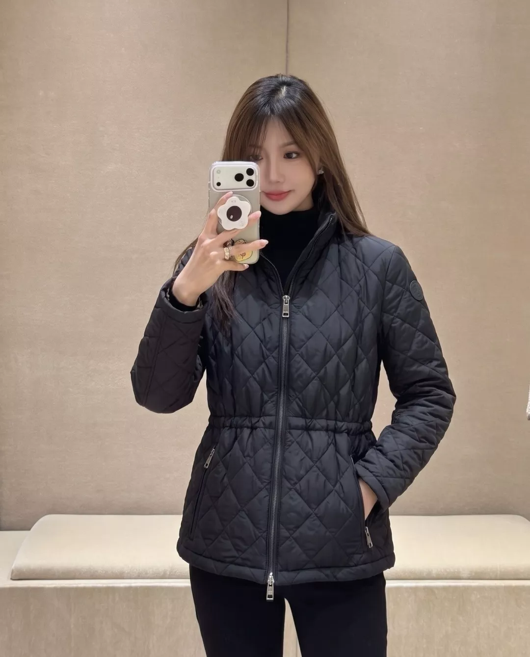 버버리 다이아 퀼팅 스탠드넥 여성용 쇼트 패딩 상세 이미지 34