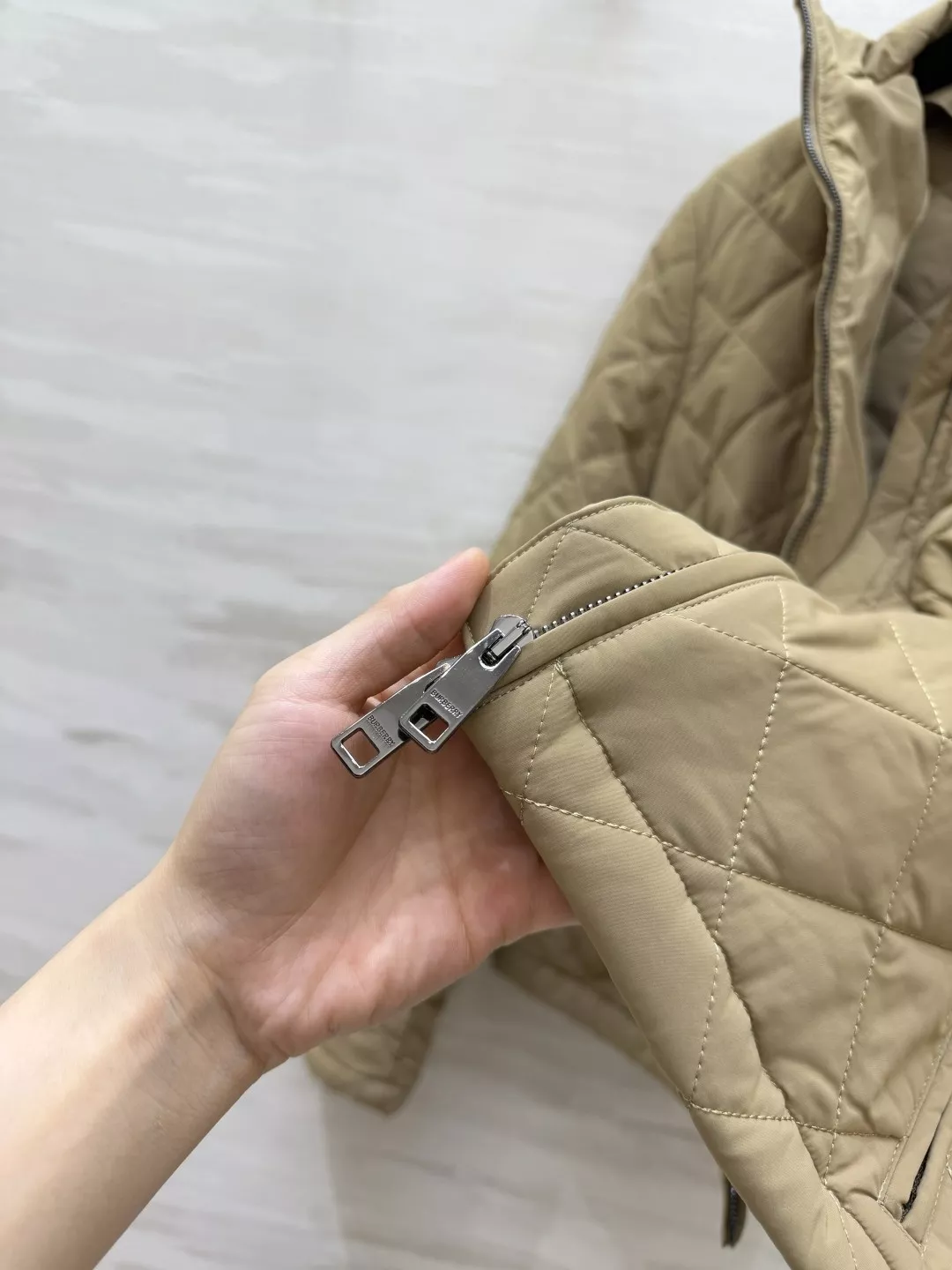 버버리 다이아 퀼팅 스탠드넥 여성용 쇼트 패딩 상세 이미지 5
